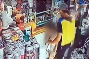 Un padre quedó grabado cuando le enseñó a robar a su pequeño hijo en una ferretería