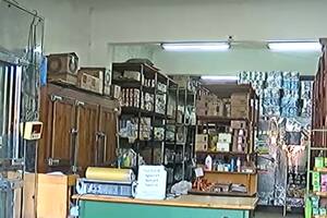 Para robar un supermercado ingresaron por la casa del intendente local