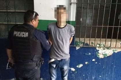 Uno de los sospechosos detenido por la policía bonaerense en Ciudad Jardín