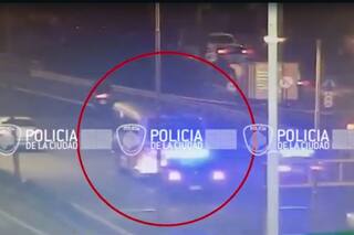 Robó un micro escolar en Villa Luro, se enfrentó con policías a los tiros, chocó y lo atraparon en Luis Guillón
