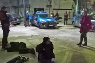 Intentaron escapar de la policía y chocaron con dos patrulleros: un delincuente terminó muerto