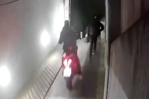 Así ingresaron cinco jóvenes a robar motos y bicicletas en un edificio