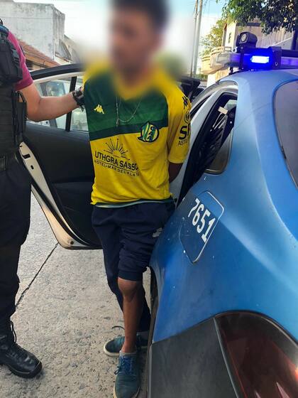 Robó un auto en San Telmo, chocó en Nueva Pompeya y quiso huir herido