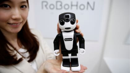 Robohon es un robot que también funciona como teléfono celular