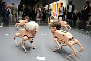 Robots con las caras de Andy Warhol y Elon Musk, creados por Beeple, en Art Basel