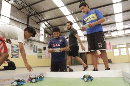 Robots en movimiento. Una de las sedes del programa Vacaciones en la Escuela, en el barrio Ramón Carrillo