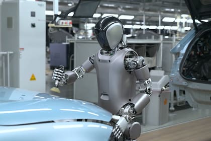 Robots humanoides están diseñados para realizar una serie de tareas en la línea de producción de una planta china de vehículos comerciales