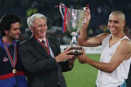 Robson y Ronaldo levantan la Recopa 1997 para Barcelona; Mou los mira