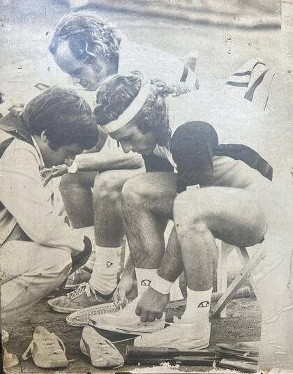 Roby Graetz, trabajando para Topper, le entrega a Guillermo Vilas el modelo de zapatillas para jugar la serie con los Estados Unidos en septiembre de 1977. Detrás, Carlos Gattiker. En ese match, la Argentina vencería por primera vez a los norteamericanos. Roby fue capitán del equipo cuatro años después