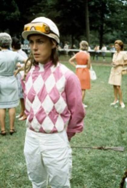 Robyn Smith en una de las carreras de caballo, 1973 (Susan Wood/Getty Images)