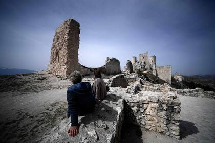 El alcalde de Calascio, Paolo Baldi, descarta esas preocupaciones. “Nosotros queremos hacer revivir el pueblo”, explicó este exguía de montaña originario de Roma, quien restauró en 1993 una casa abandonada y se instaló con su familia.