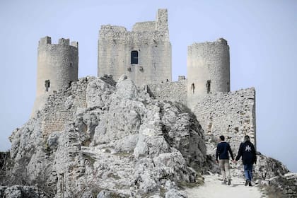 En cambio su castillo antiguo, que atrae a unos 100.000 turistas por año, sigue allí y el alcalde pretende destinar una buena parte de los fondos, poco más de 4,6 millones de euros, a la reparación de los daños causados por un sismo en 2009.