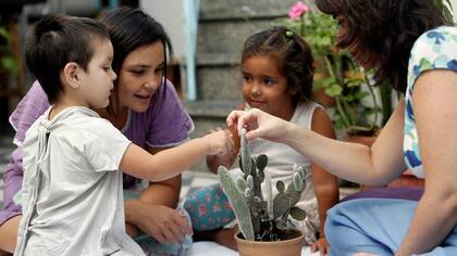 Rocco con su mamá, Silvana, Antonia y la maestra, Laura, en el taller Asteropel