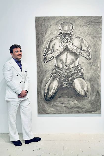 Rocco –Rhed en el mundo artístico– junto a una de las veinte  obras que forman la muestra  “Pack a Punch”, un trabajo con el  que amplía su exploración de la  figura humana.