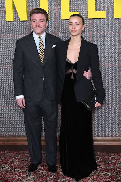 Rocco Ritchie y Olivia Monjardín posaron sonrientes en la avant premiére de The gentlemen, la serie de Netflix dirigida por Guy Ritchie.