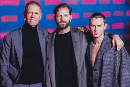 Rocco Siffredi junto a los dos actores que lo interpretan en distintos momentos de su vida en Supersex: Alessandro Borghi y Saul Nanni