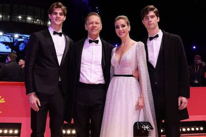 Rocco Siffredi junto a su esposa Rosa y sus hijos Lorenzo y Leonardo, en la presentación de Supersex en el festival de cine y series de Berlín