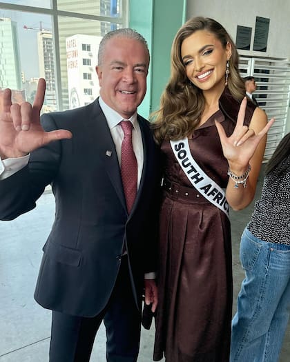 Rocha Cantú junto a la candidata sudafricana de 2024, Mia Le Roux
