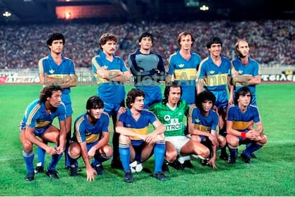 Rocha, con la camiseta de Panathinaikos, posa con el equipo de Boca, en 1984, durante un amistoso. Arriba: Segovia, Passucci, Balerio, Alberto, Córdoba y Sotelo; abajo: Porté, Stafuza, Morena, Rocha, Mendoza y Vázquez