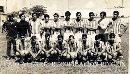 Rocha. parado, el sexto desde la izquierda, en Sao Borja, Brasil, con 14 años