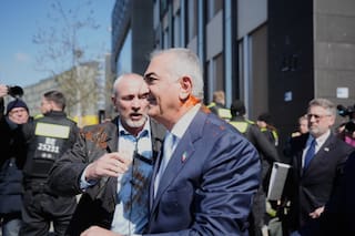 Rocían con líquido rojo en Berlín a Reza Pahlavi, el príncipe heredero iraní exiliado