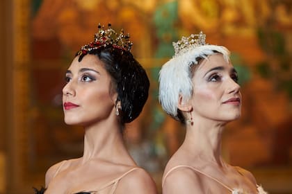 Rocío Agüero, fuerte en los roles virtuosos, será el Cisne Negro en las funciones del 13 y 18 de abril, cuando Eliana Figueroa, que tiene todas las cualidades del Cisne Blanco, demuestre cómo mantener esa línea fina entre el animal y la mujer