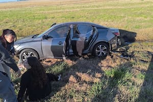 Rocío Bonacci, al costado del auto accidentado