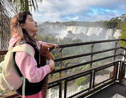 Rocío conociendo las Cataratas de Iguazú, en un viaje reciente con su mamá