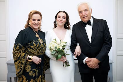 Rocío, en una foto junto con sus padres, Lucía Galán y Alberto Hazan