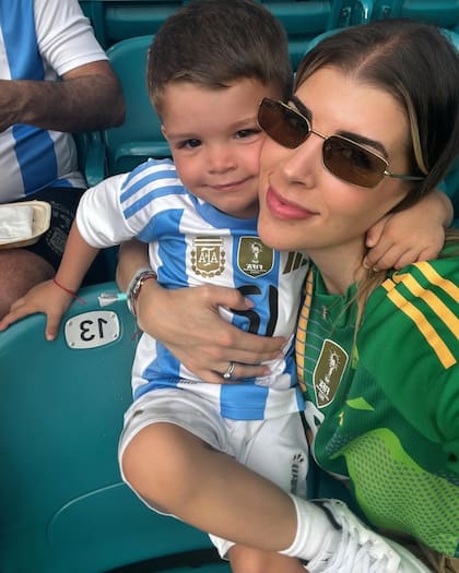 Rocío Espósito Suarez es la mujer del arquero suplente de la Selección Argentina, Gerónimo Rulli, actual arquero de Ajax de Holanda. La pareja se conoció en 2014, y un año después, ella se recibió de Licenciada en Nutrición, en la Universidad Católica. En 2021, nació su primer hijo, Luca. 
