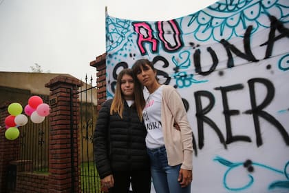 Sofía Quagliarello y Loana Sanguinetti, hermana y madre de Rocío, el día del regreso a casa de la única sobreviviente de la masacre de Monte (Santiago Hafford)