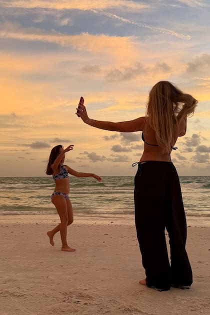 Rocío graba un video junto a la menor de sus tres hijos, Roma.