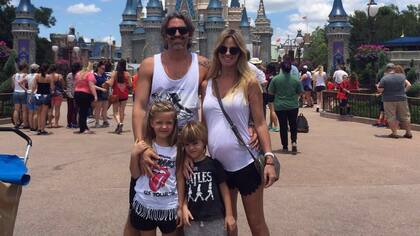 Roco Guirao Daz junto a su marido, Nicols Paladini, y sus dos hijos, Indio y Aitana