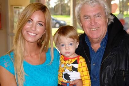 Rocío Guirao Díaz, su hijo y su suegro