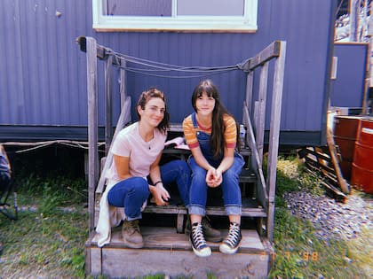 Rocío Hernández junto a Julieta Zylberberg, en un alto del rodaje de la serie Night Sky