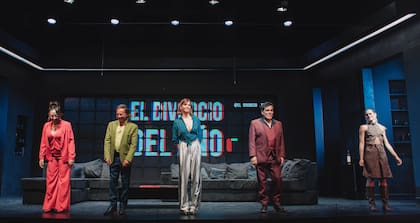 Rocío Igarzábal junto a sus compañeros de elenco de El divorcio del año sobre el escenario