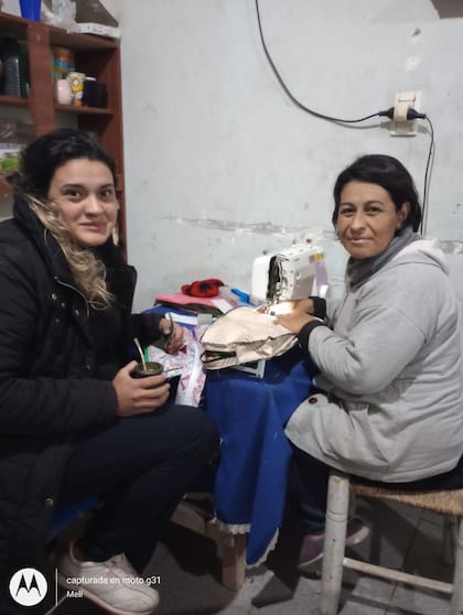 Rocío junto a una vecina, con quién comenzó con el emprendimiento textil