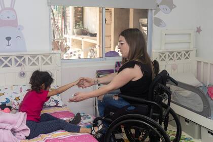 Rocío levanta a Amaris, de 5 años