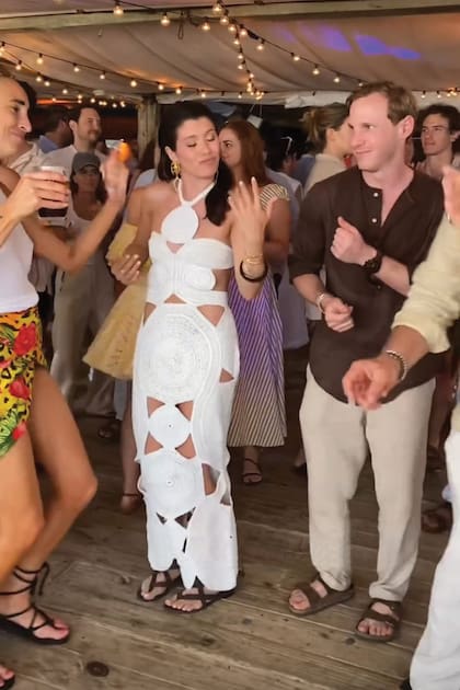 Rocío llevó un vestido con cut-outs tejido al crochet de Cult Gaia y sandalias gladiadoras, y Nicolás apostó a la frescura del lino tanto en su camisa como en su pantalón.