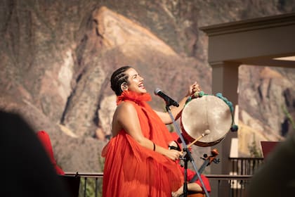 Rocío Manzur cantando una baguala, junto al Cuarteto Divergente.