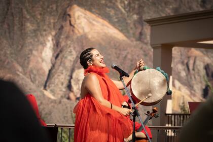 Rocío Manzur cantando una baguala, junto al Cuarteto Divergente.