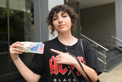 Rocío Nazareth Mintegui César con su primer billete firmado