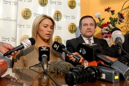 Rocío Oliva junto a su abogado, en conferencia de prensa