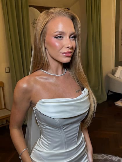 Rocío Pardo eligió un maquillaje con efecto glow y un perfecto cat eye que destacaba sus ojos. El cabello, lacio y con raya hacia el costado, que daba un toque sofisticado