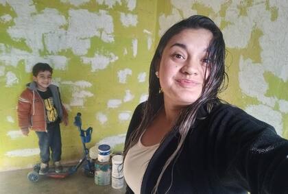 Rocío Rodríguez junto a su hijo en el taller que instalará en su casa