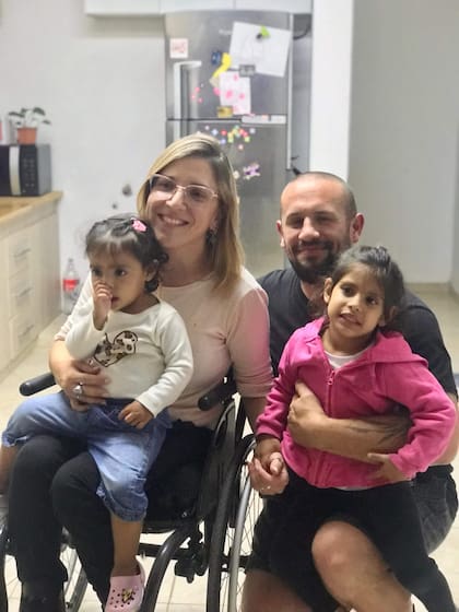 Rocío y Fran junto a sus hijas, en un retrato familiar.