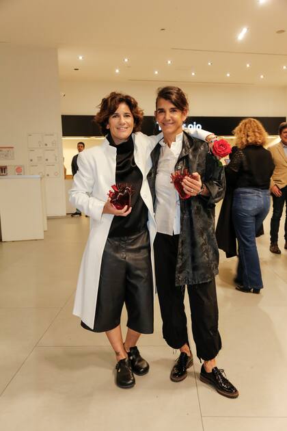 Rocío Zavalía y Carolina Eiras, con una chaquera de Milagros Pereda, en la presentación de lo nuevo de Casa Red, su club de mujeres en el Museo de Arte Latinoamericano de Buenos Aires