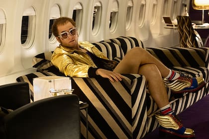 Taron Edgerton como Elton John en Rocketman, otra biopic de música que le siguió a la euforia desatada con Bohemian Rhapsody