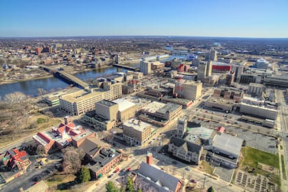 Rockford, en el norte del estado, experimenta una transición pronunciada: las máximas llegan a 76°F