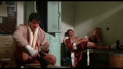 Rocky Balboa y Spice Rico (Pedro Lovell) en una escena posterior al primer combate del film